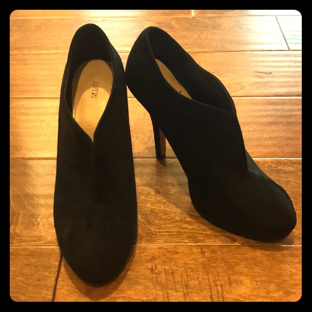 Apt9 black faux velvet bootie/heels/ankle SZ 8 EUC